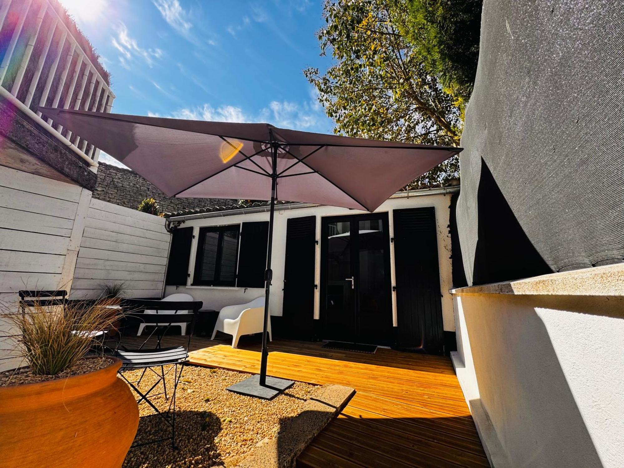 Ferienwohnung Le Petit Re, Hypercentre, Garage Prive, Terrasse Niort Exterior foto